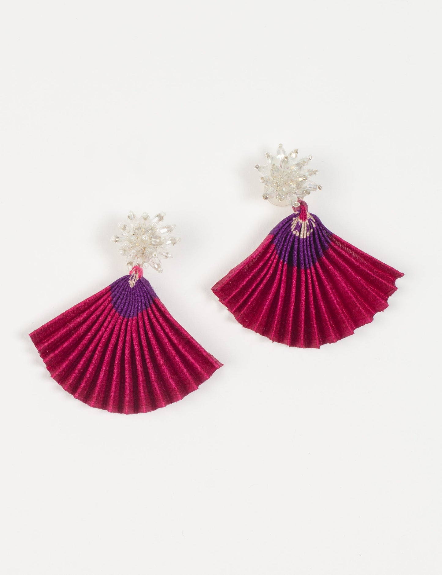 Adorn yourself sustainably with our PLEATED EARRINGS – classic wonders made of Indian saris, now featuring a floret stud at the top. A blend of ethical clothing, green fashion, and slow fashion, these earrings add a touch of class to consciousness, nodding to circular fashion techniques. Fastened with hypoallergy tested metal hooks, nickel, and lead-free for a conscious and stylish accessory.