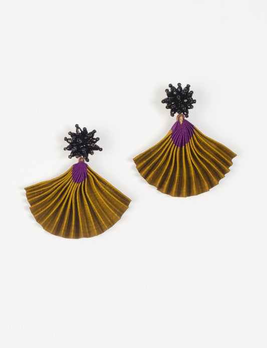 Adorn yourself sustainably with our PLEATED EARRINGS – classic wonders made of Indian saris, now featuring a floret stud at the top. A blend of ethical clothing, green fashion, and slow fashion, these earrings add a touch of class to consciousness, nodding to circular fashion techniques. Fastened with hypoallergy tested metal hooks, nickel, and lead-free for a conscious and stylish accessory.