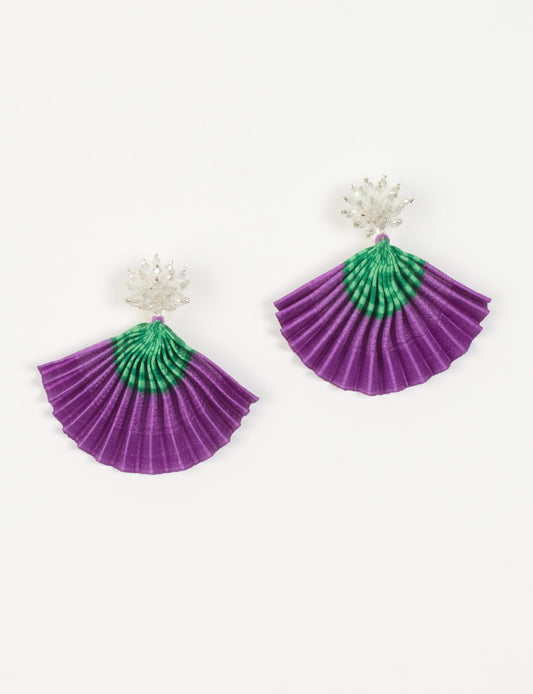 Adorn yourself sustainably with our PLEATED EARRINGS – classic wonders made of Indian saris, now featuring a floret stud at the top. A blend of ethical clothing, green fashion, and slow fashion, these earrings add a touch of class to consciousness, nodding to circular fashion techniques. Fastened with hypoallergy tested metal hooks, nickel, and lead-free for a conscious and stylish accessory.