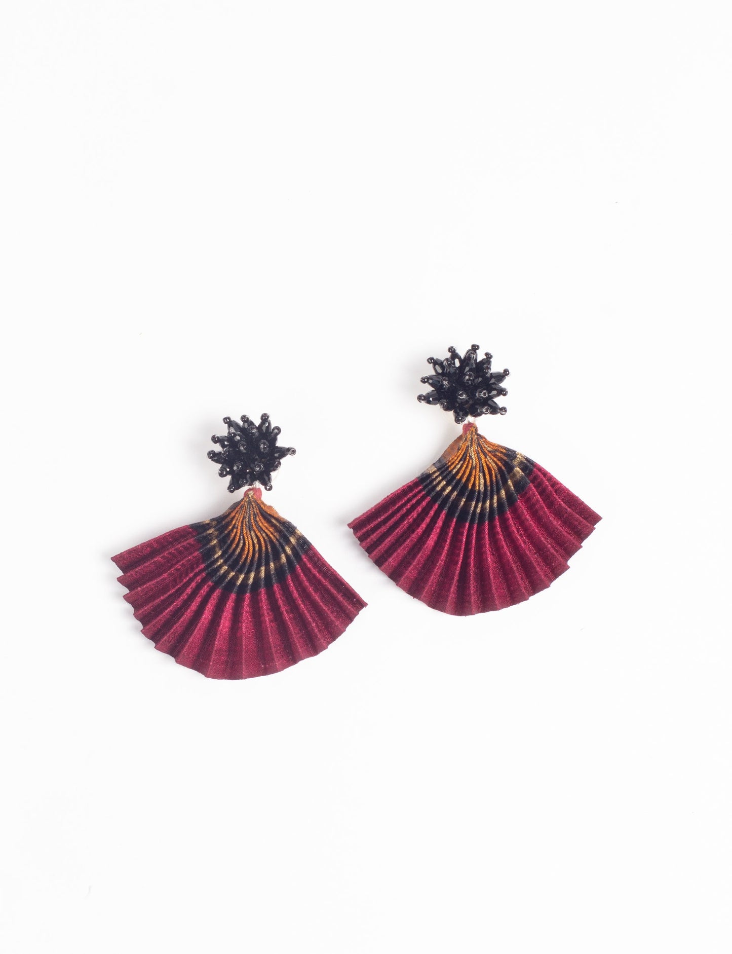 Adorn yourself sustainably with our PLEATED EARRINGS – classic wonders made of Indian saris, now featuring a floret stud at the top. A blend of ethical clothing, green fashion, and slow fashion, these earrings add a touch of class to consciousness, nodding to circular fashion techniques. Fastened with hypoallergy tested metal hooks, nickel, and lead-free for a conscious and stylish accessory.