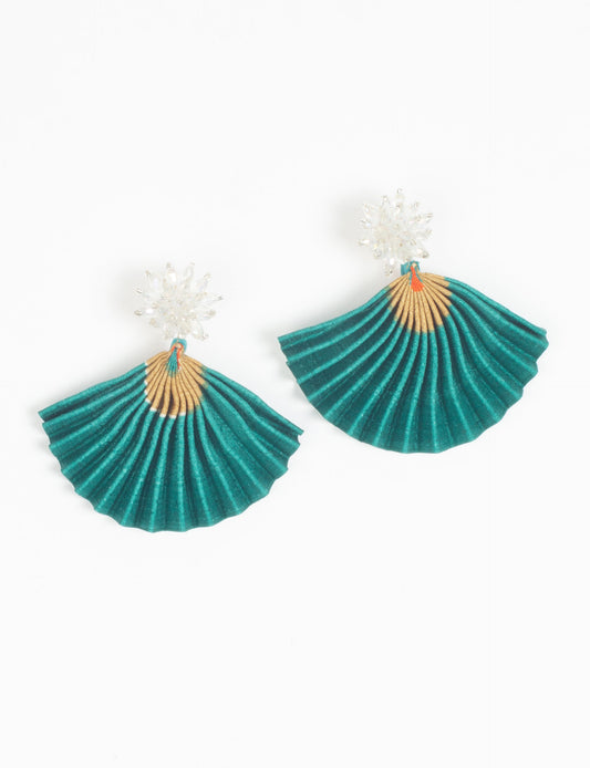 Adorn yourself sustainably with our PLEATED EARRINGS – classic wonders made of Indian saris, now featuring a floret stud at the top. A blend of ethical clothing, green fashion, and slow fashion, these earrings add a touch of class to consciousness, nodding to circular fashion techniques. Fastened with hypoallergy tested metal hooks, nickel, and lead-free for a conscious and stylish accessory.