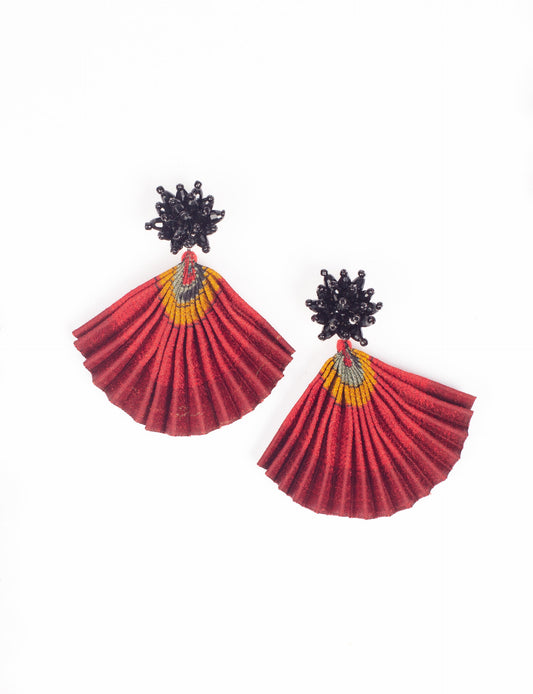 Adorn yourself sustainably with our PLEATED EARRINGS – classic wonders made of Indian saris, now featuring a floret stud at the top. A blend of ethical clothing, green fashion, and slow fashion, these earrings add a touch of class to consciousness, nodding to circular fashion techniques. Fastened with hypoallergy tested metal hooks, nickel, and lead-free for a conscious and stylish accessory.