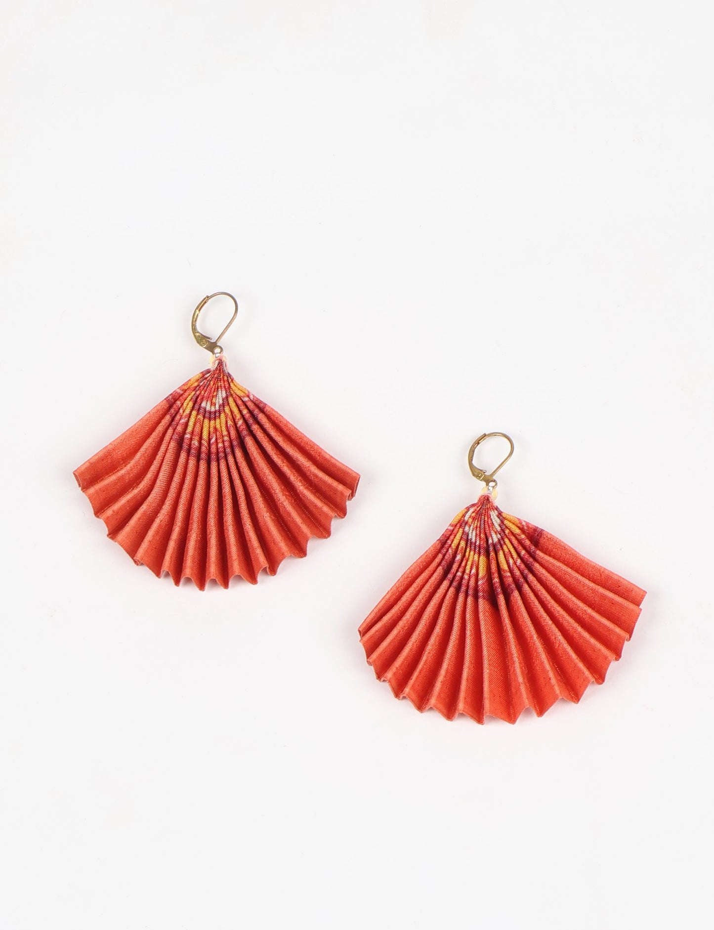 Elevate your style sustainably with our PLEATED EARRINGS – a timeless creation from pre-loved Indian saris, crafted using innovative heat setting techniques. Align with ethical clothing, green fashion, and slow fashion, these earrings are a statement of mindful elegance. Hypoallergy tested metal hooks make them a skin-friendly, sustainable choice.