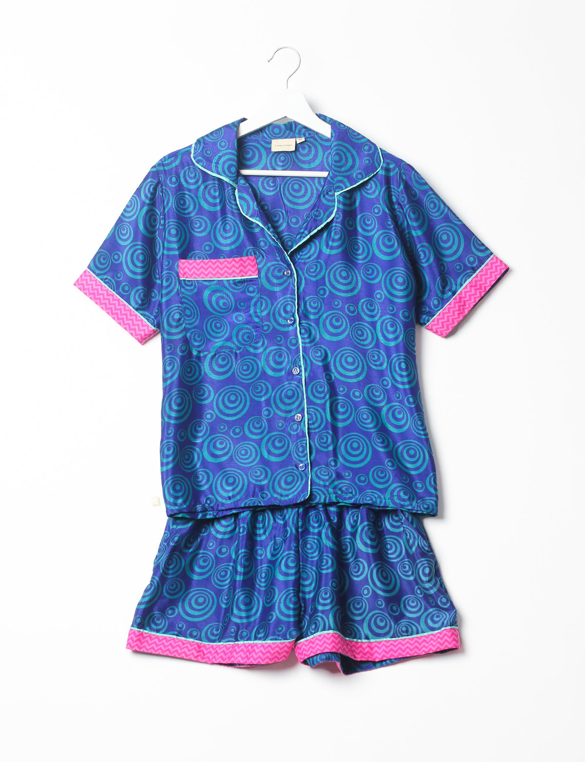Indulge in comfort and style with our PJ Set Short, now with short sleeves. Crafted from upcycled saris, these shorts embody a zero-waste mentality for sustainable sleepwear. Versatile from day to night, perfect for beach lounging or poolside yoga, these pajamas redefine conscious fashion.