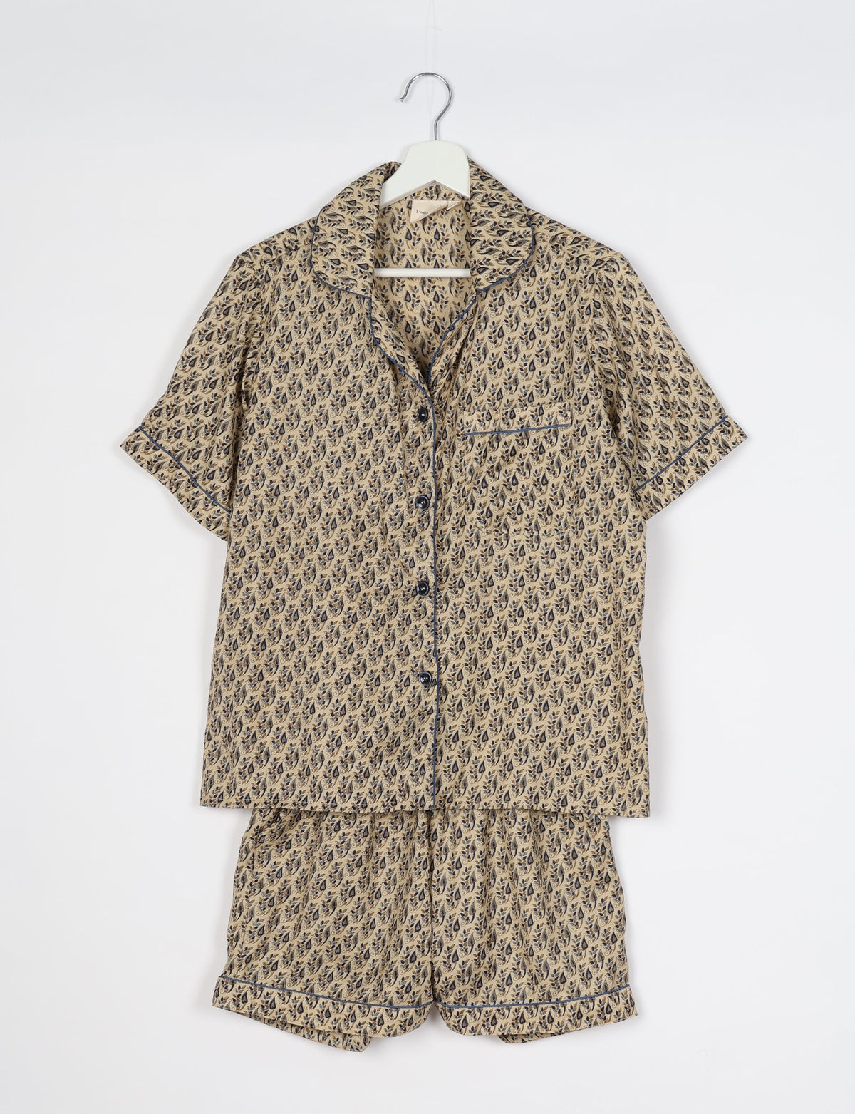 Indulge in comfort and style with our PJ Set Short, now with short sleeves. Crafted from upcycled saris, these shorts embody a zero-waste mentality for sustainable sleepwear. Versatile from day to night, perfect for beach lounging or poolside yoga, these pajamas redefine conscious fashion.