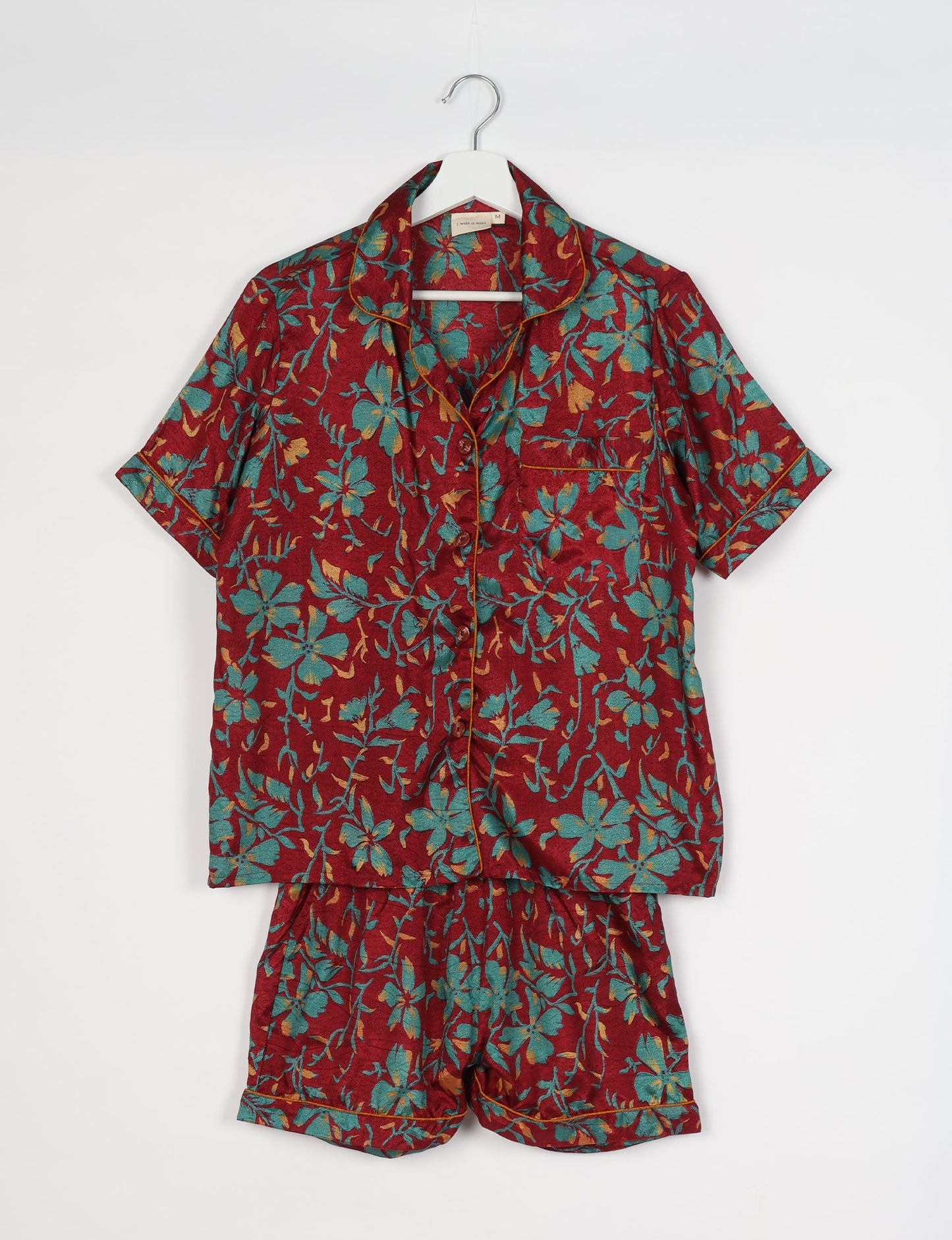 Indulge in comfort and style with our PJ Set Short, now with short sleeves. Crafted from upcycled saris, these shorts embody a zero-waste mentality for sustainable sleepwear. Versatile from day to night, perfect for beach lounging or poolside yoga, these pajamas redefine conscious fashion.