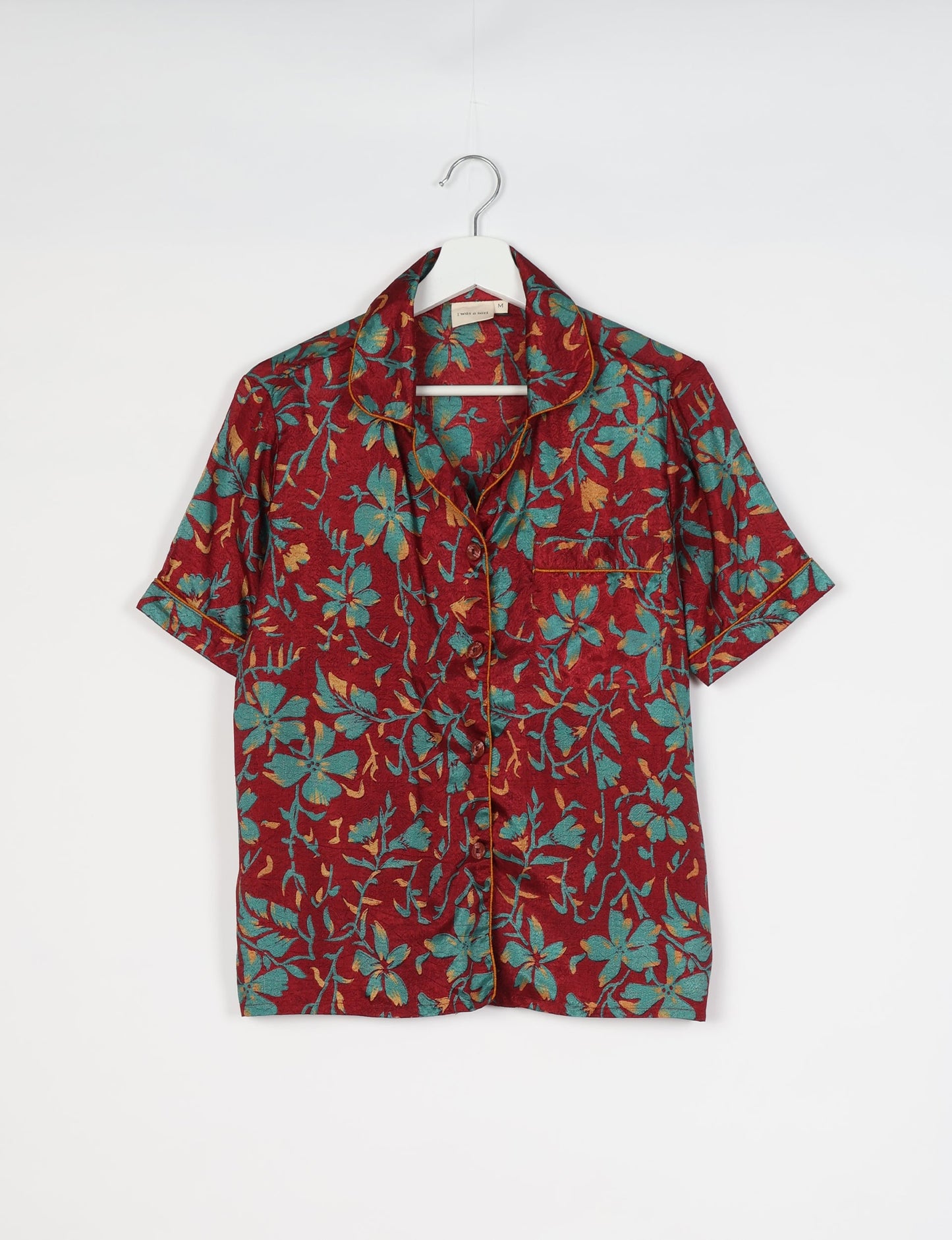 Indulge in comfort and style with our PJ Set Short, now with short sleeves. Crafted from upcycled saris, these shorts embody a zero-waste mentality for sustainable sleepwear. Versatile from day to night, perfect for beach lounging or poolside yoga, these pajamas redefine conscious fashion.