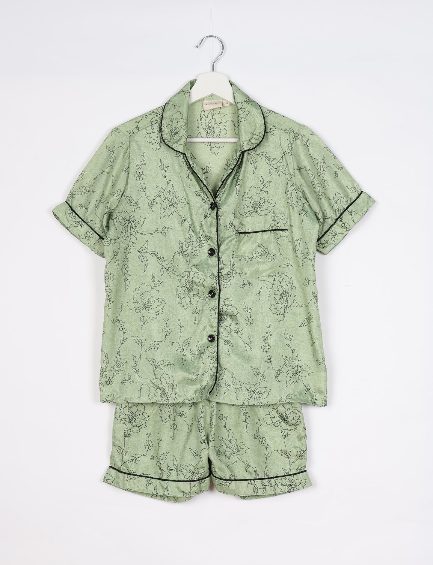 Indulge in comfort and style with our PJ Set Short, now with short sleeves. Crafted from upcycled saris, these shorts embody a zero-waste mentality for sustainable sleepwear. Versatile from day to night, perfect for beach lounging or poolside yoga, these pajamas redefine conscious fashion.