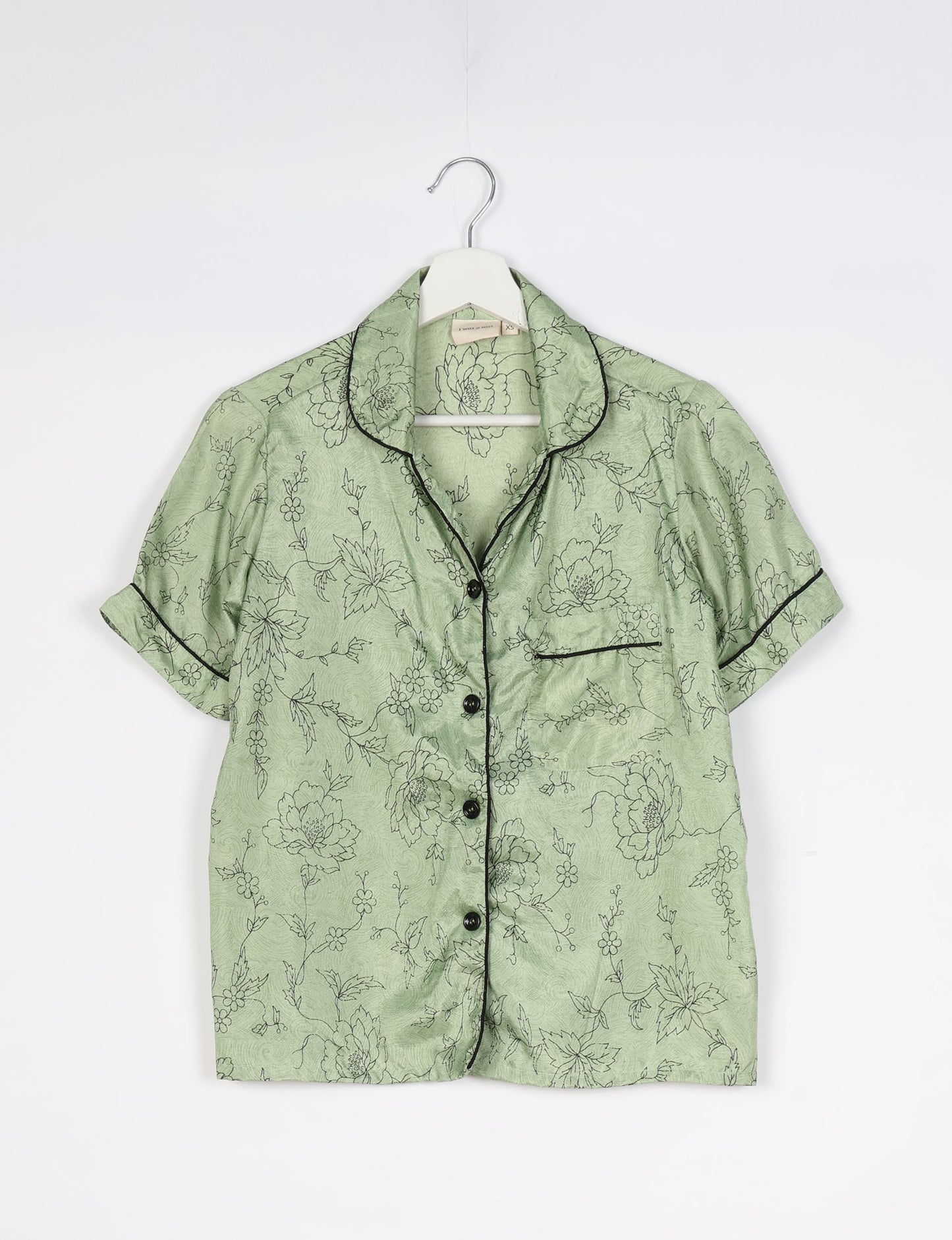 Indulge in comfort and style with our PJ Set Short, now with short sleeves. Crafted from upcycled saris, these shorts embody a zero-waste mentality for sustainable sleepwear. Versatile from day to night, perfect for beach lounging or poolside yoga, these pajamas redefine conscious fashion.