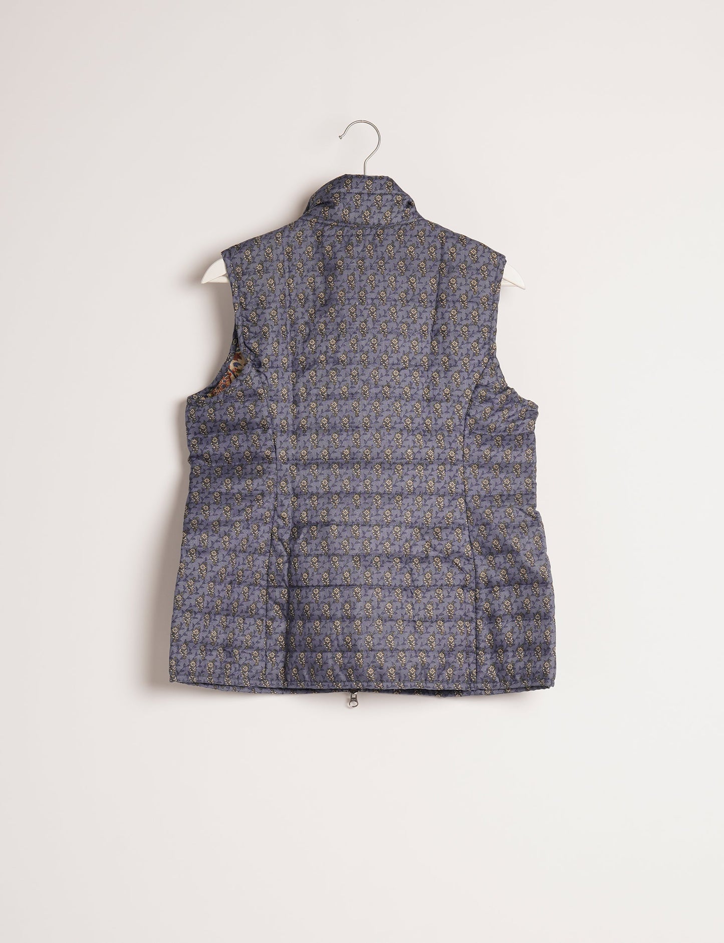 Elevate your style with our QUILTED GILET, crafted from upcycled tropical saris. This sleeveless jacket, with its quilted warmth, is perfect for layering over tees or sweaters. Choose ethical, green fashion and experience the comfort of sustainable living with a touch of home.