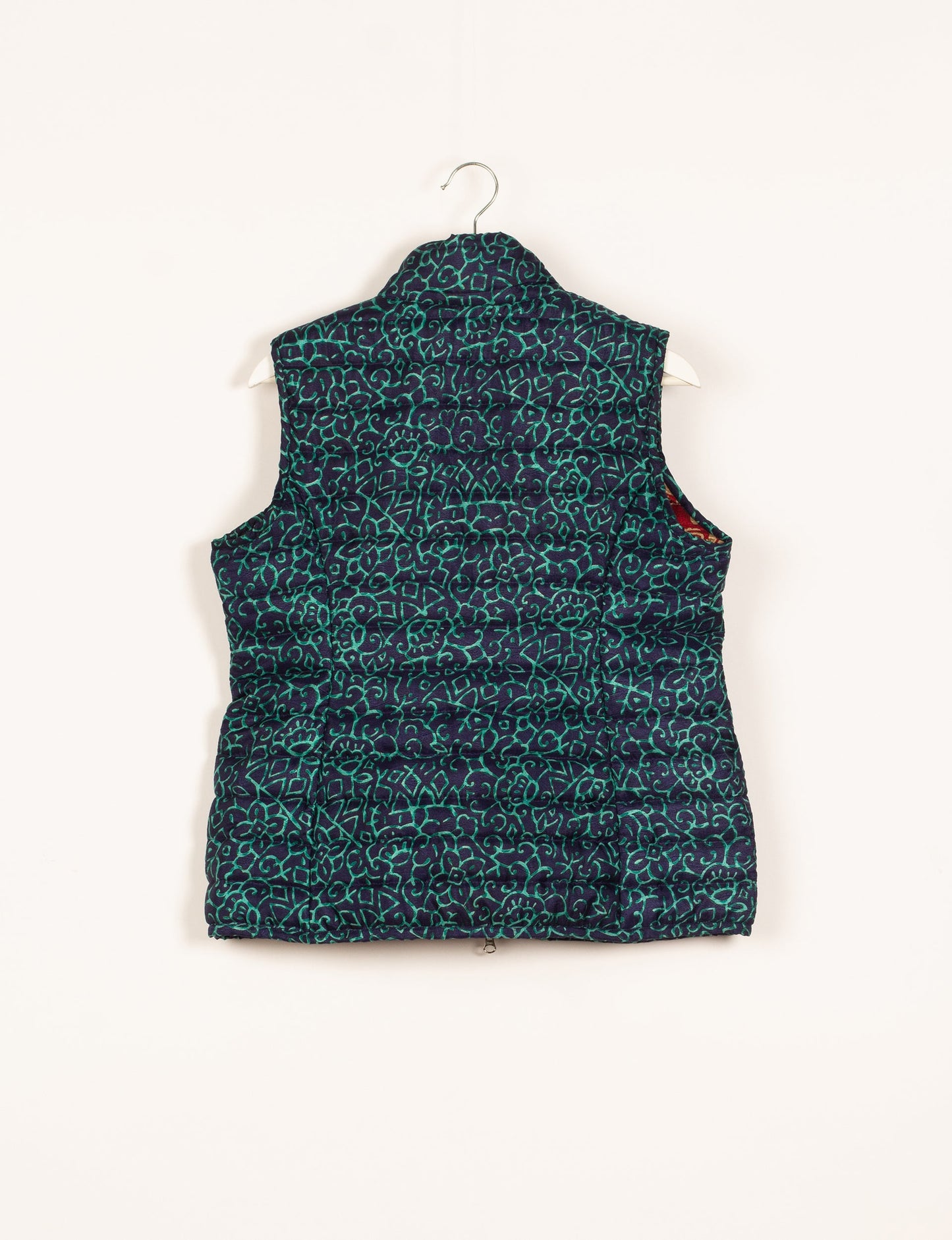 Elevate your style with our QUILTED GILET, crafted from upcycled tropical saris. This sleeveless jacket, with its quilted warmth, is perfect for layering over tees or sweaters. Choose ethical, green fashion and experience the comfort of sustainable living with a touch of home.