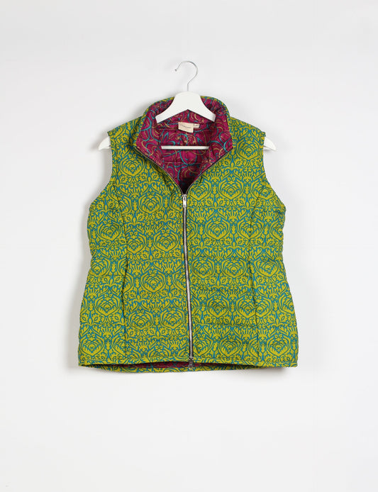 Elevate your style with our QUILTED GILET, crafted from upcycled tropical saris. This sleeveless jacket, with its quilted warmth, is perfect for layering over tees or sweaters. Choose ethical, green fashion and experience the comfort of sustainable living with a touch of home.