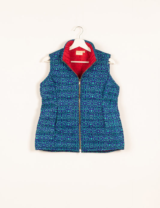 Elevate your style with our QUILTED GILET, crafted from upcycled tropical saris. This sleeveless jacket, with its quilted warmth, is perfect for layering over tees or sweaters. Choose ethical, green fashion and experience the comfort of sustainable living with a touch of home.