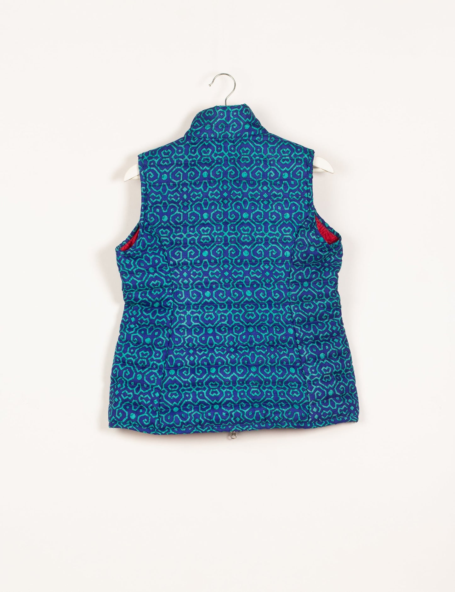 Elevate your style with our QUILTED GILET, crafted from upcycled tropical saris. This sleeveless jacket, with its quilted warmth, is perfect for layering over tees or sweaters. Choose ethical, green fashion and experience the comfort of sustainable living with a touch of home.