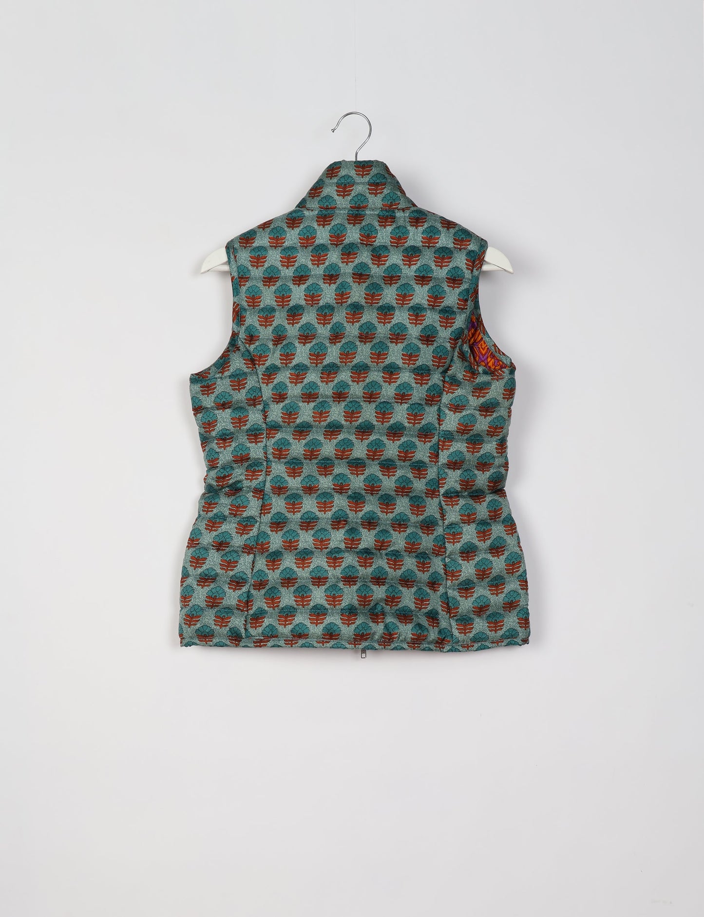 Elevate your style with our QUILTED GILET, crafted from upcycled tropical saris. This sleeveless jacket, with its quilted warmth, is perfect for layering over tees or sweaters. Choose ethical, green fashion and experience the comfort of sustainable living with a touch of home.