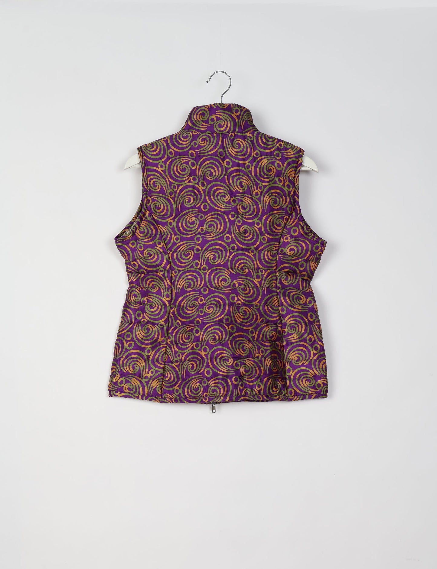 Elevate your style with our QUILTED GILET, crafted from upcycled tropical saris. This sleeveless jacket, with its quilted warmth, is perfect for layering over tees or sweaters. Choose ethical, green fashion and experience the comfort of sustainable living with a touch of home.