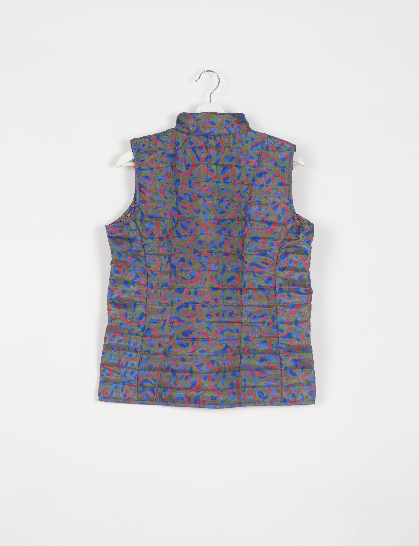 Elevate your style with our QUILTED GILET, crafted from upcycled tropical saris. This sleeveless jacket, with its quilted warmth, is perfect for layering over tees or sweaters. Choose ethical, green fashion and experience the comfort of sustainable living with a touch of home.