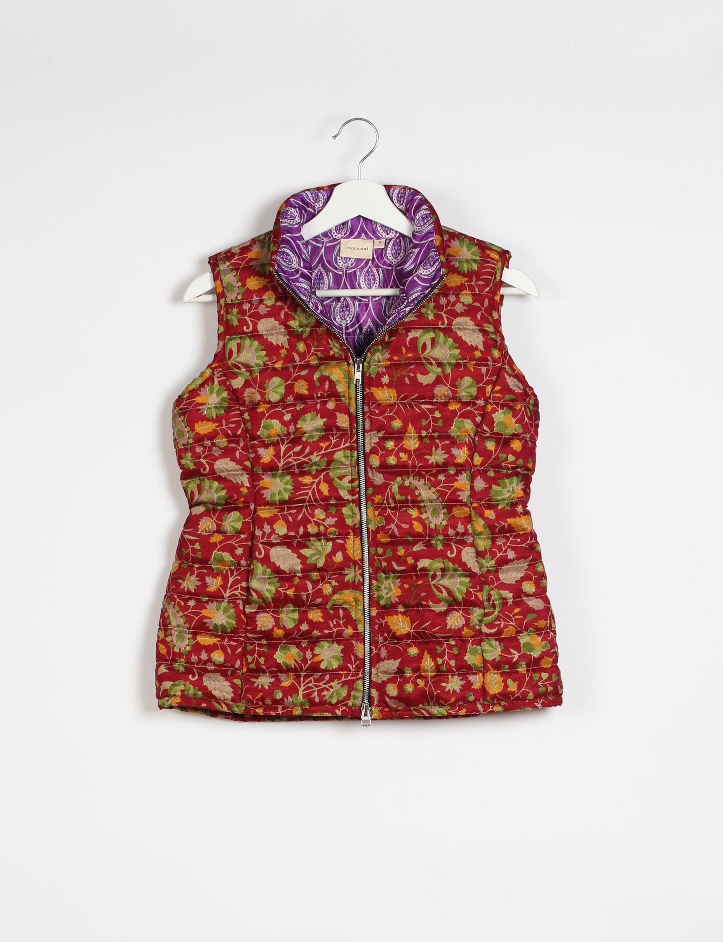 Elevate your style with our QUILTED GILET, crafted from upcycled tropical saris. This sleeveless jacket, with its quilted warmth, is perfect for layering over tees or sweaters. Choose ethical, green fashion and experience the comfort of sustainable living with a touch of home.