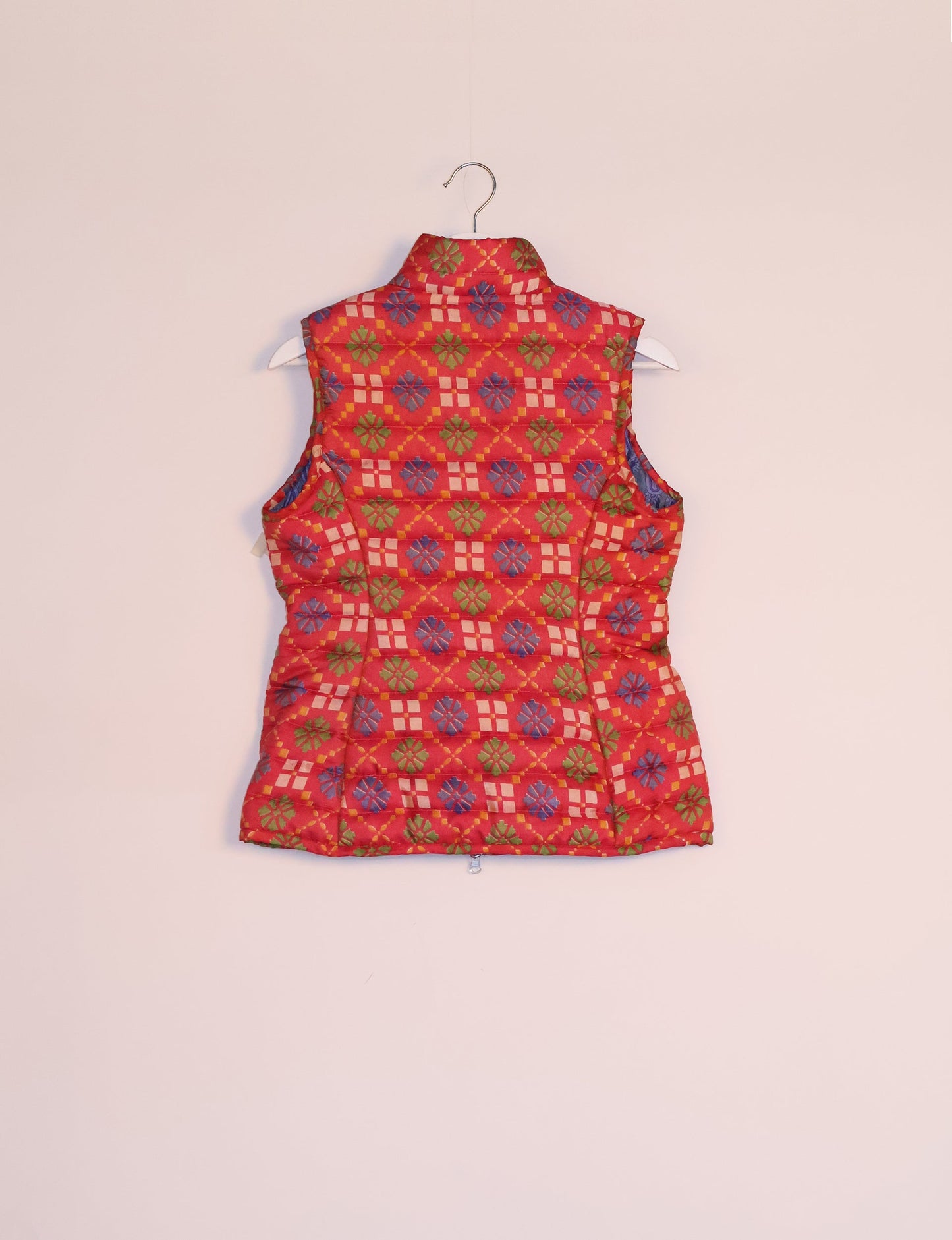 Elevate your style with our QUILTED GILET, crafted from upcycled tropical saris. This sleeveless jacket, with its quilted warmth, is perfect for layering over tees or sweaters. Choose ethical, green fashion and experience the comfort of sustainable living with a touch of home.