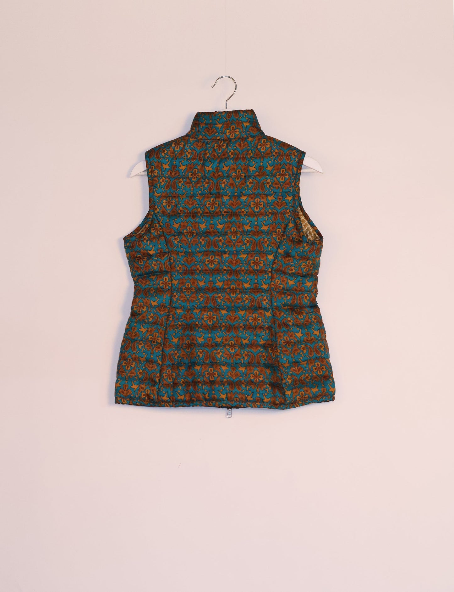 Elevate your style with our QUILTED GILET, crafted from upcycled tropical saris. This sleeveless jacket, with its quilted warmth, is perfect for layering over tees or sweaters. Choose ethical, green fashion and experience the comfort of sustainable living with a touch of home.