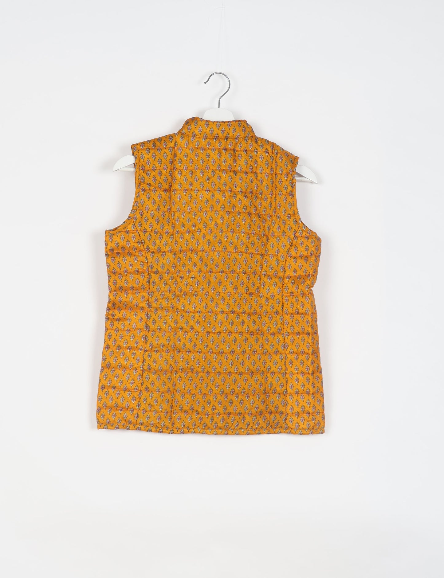 Elevate your style with our QUILTED GILET, crafted from upcycled tropical saris. This sleeveless jacket, with its quilted warmth, is perfect for layering over tees or sweaters. Choose ethical, green fashion and experience the comfort of sustainable living with a touch of home.