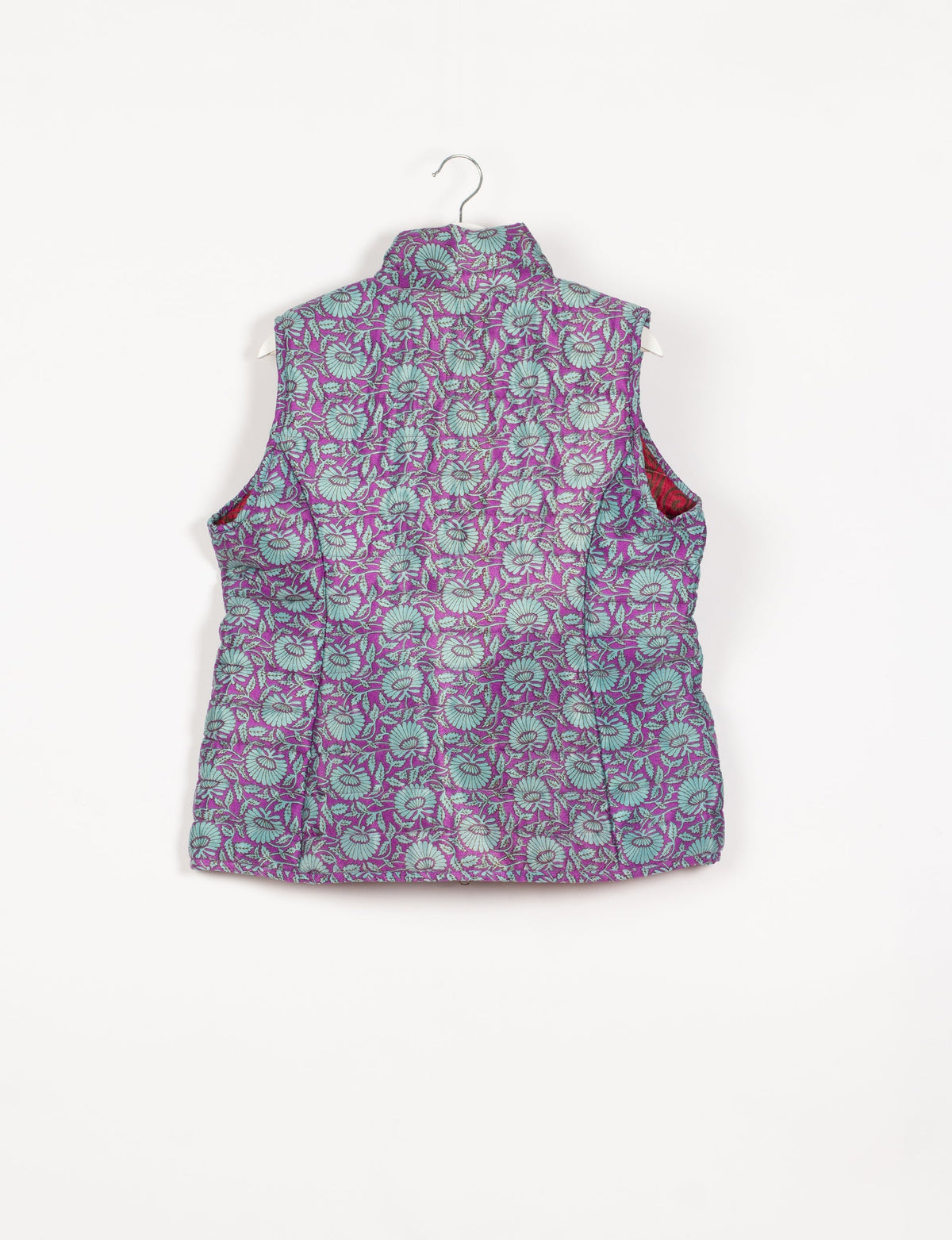 Elevate your style with our QUILTED GILET, crafted from upcycled tropical saris. This sleeveless jacket, with its quilted warmth, is perfect for layering over tees or sweaters. Choose ethical, green fashion and experience the comfort of sustainable living with a touch of home.