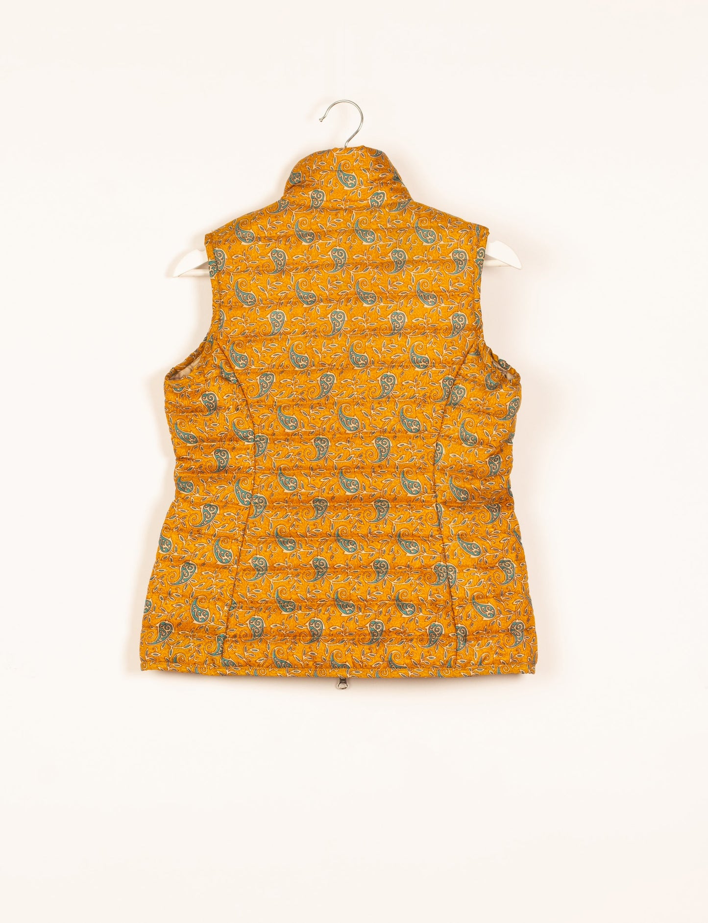 Elevate your style with our QUILTED GILET, crafted from upcycled tropical saris. This sleeveless jacket, with its quilted warmth, is perfect for layering over tees or sweaters. Choose ethical, green fashion and experience the comfort of sustainable living with a touch of home.