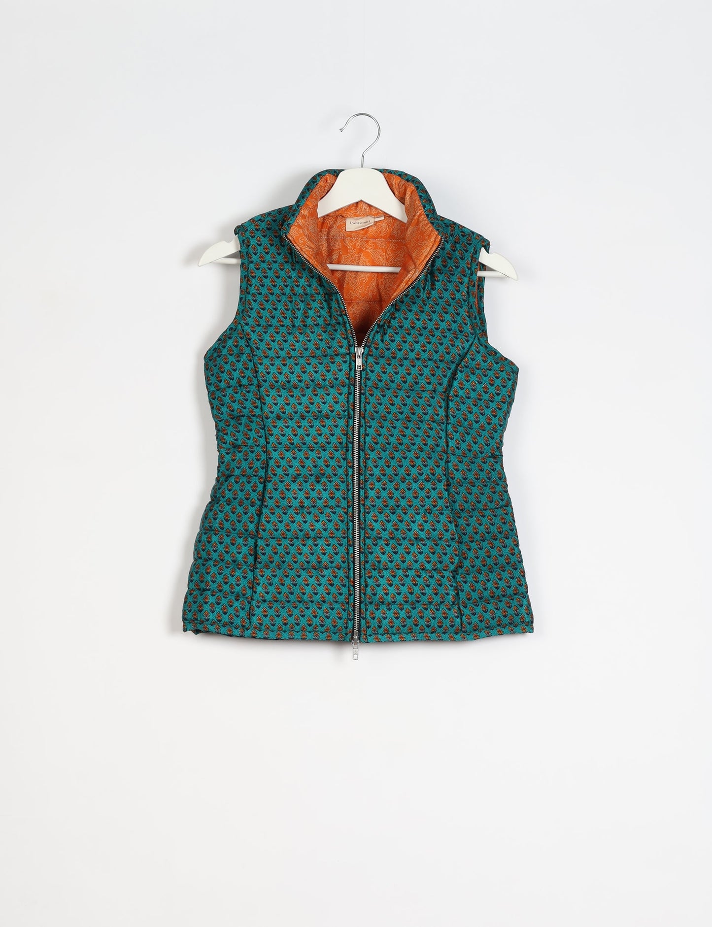 Elevate your style with our QUILTED GILET, crafted from upcycled tropical saris. This sleeveless jacket, with its quilted warmth, is perfect for layering over tees or sweaters. Choose ethical, green fashion and experience the comfort of sustainable living with a touch of home.