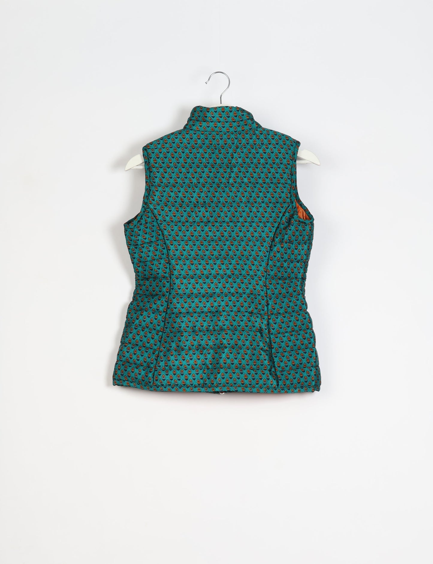 Elevate your style with our QUILTED GILET, crafted from upcycled tropical saris. This sleeveless jacket, with its quilted warmth, is perfect for layering over tees or sweaters. Choose ethical, green fashion and experience the comfort of sustainable living with a touch of home.