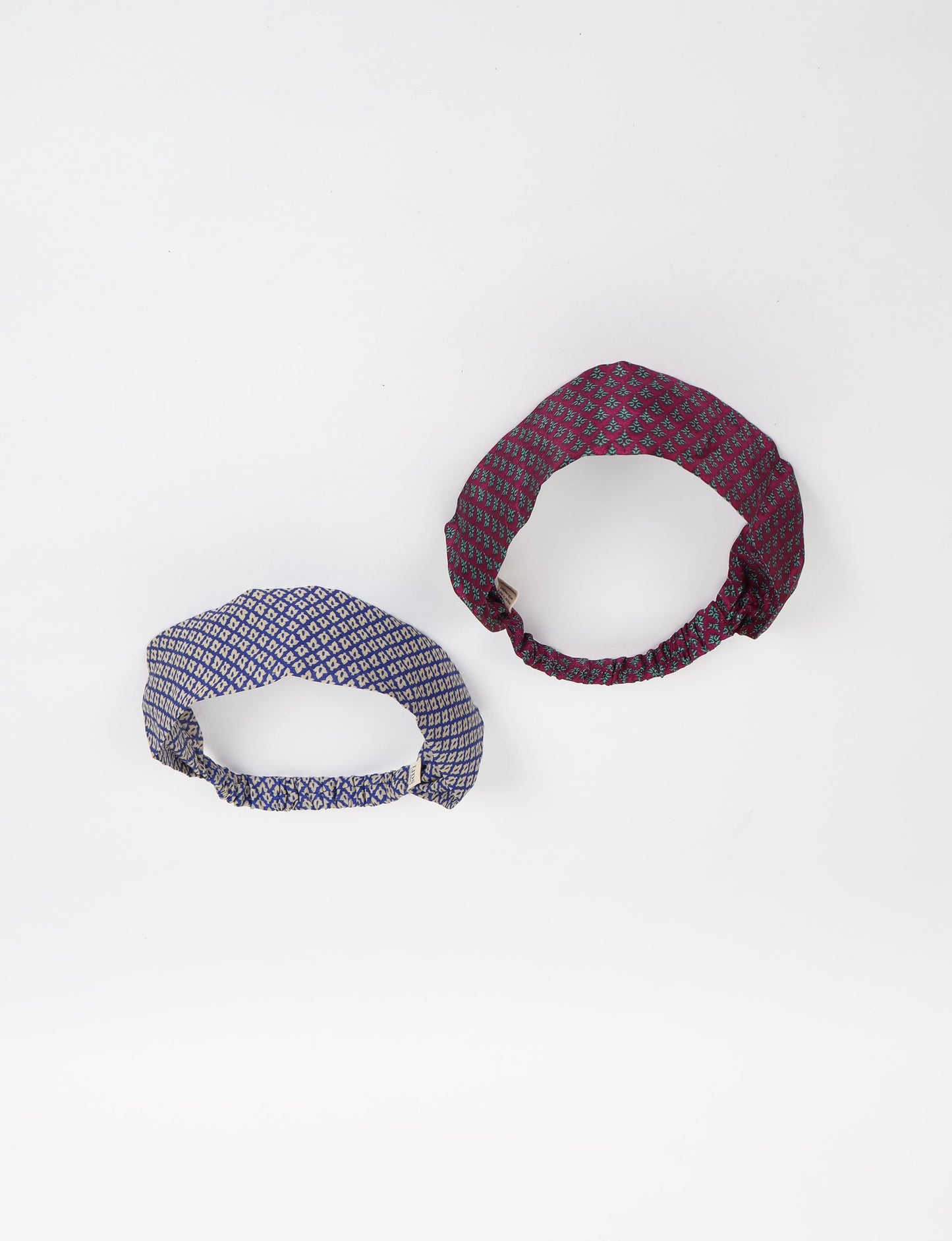 Upcycled sari elastic headband in colorful recycled fabric, handmade with zero waste clothing practices—an example of ethical clothing, fair trade fashion, and eco friendly fashion supporting climate neutral, sustainable women’s clothing.