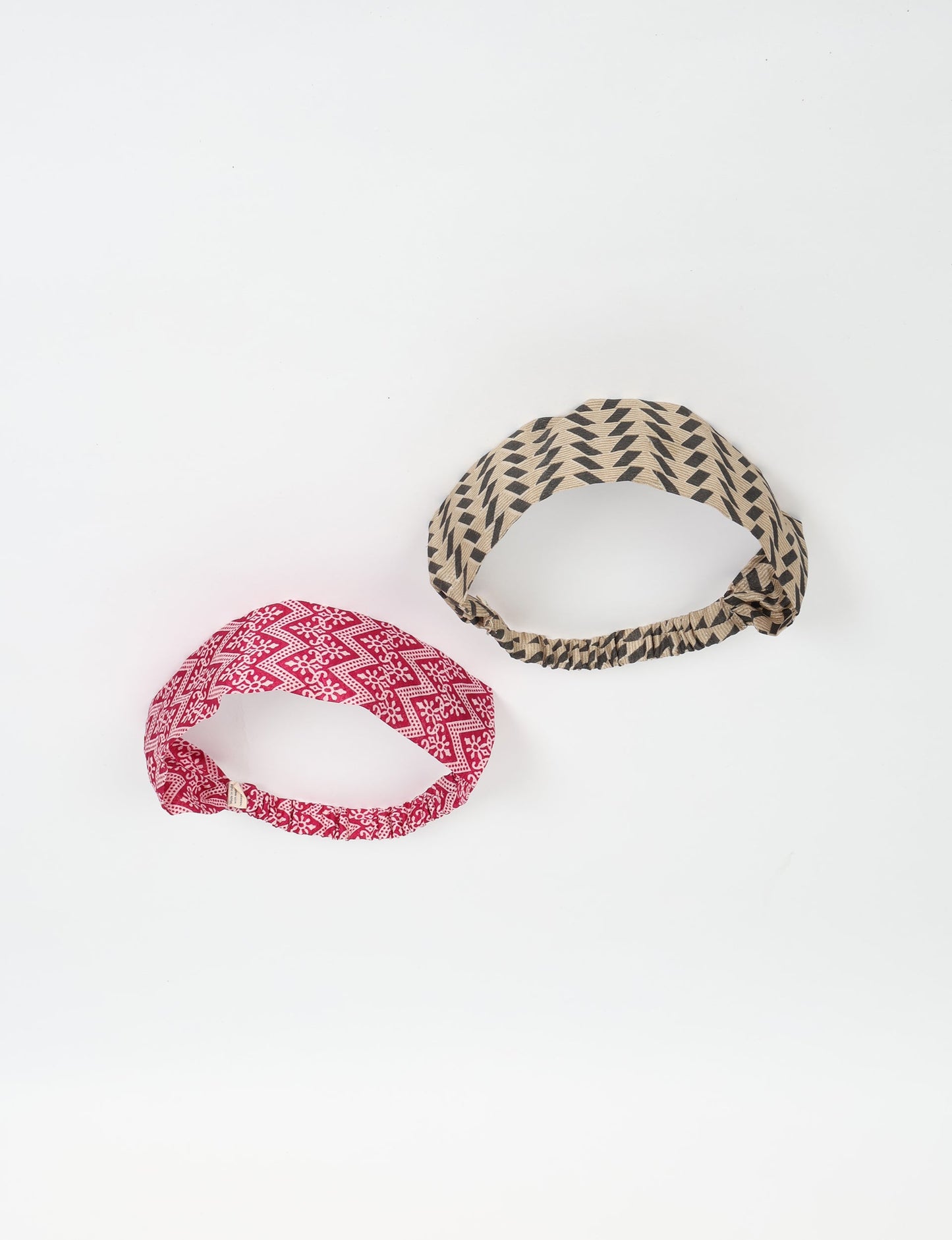 Upcycled sari elastic headband in colorful recycled fabric, handmade with zero waste clothing practices—an example of ethical clothing, fair trade fashion, and eco friendly fashion supporting climate neutral, sustainable women’s clothing.