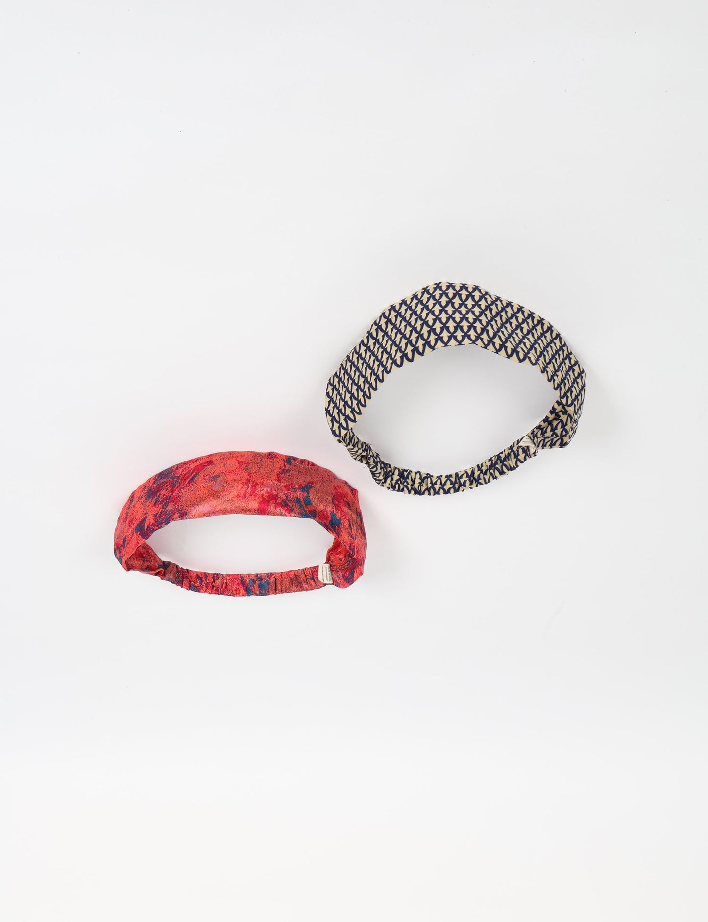 Upcycled sari elastic headband in colorful recycled fabric, handmade with zero waste clothing practices—an example of ethical clothing, fair trade fashion, and eco friendly fashion supporting climate neutral, sustainable women’s clothing.