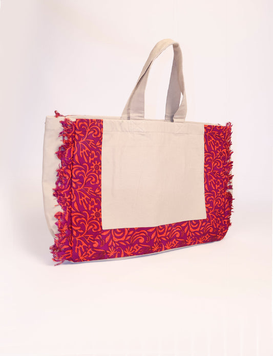 Lighten your eco-load with our FRINGE CARRY-ALL BAG. Soft canvas with a patchwork design, inside lining made of vibrant sari fabric, and beautifully soft sari-fringed edging. Crafted with 100% cotton canvas for a sustainable and stylish carry-all.