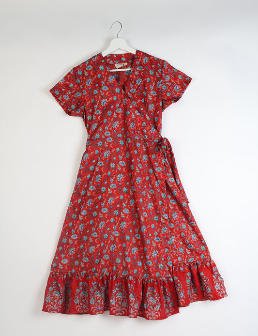 Embrace timeless elegance with our MIDI WRAP DRESS – a midi-length beauty featuring a v-neck, flattery from all angles, and a charming sari belt. Crafted from sustainable materials, this dress embodies ethical clothing and green fashion. Sophisticated with a frill tier at the hem and short cap sleeves, this dress is perfect for any occasion. Tie up the beautifully crafted sari belt on the side for a versatile, stylish, and eco-friendly look.