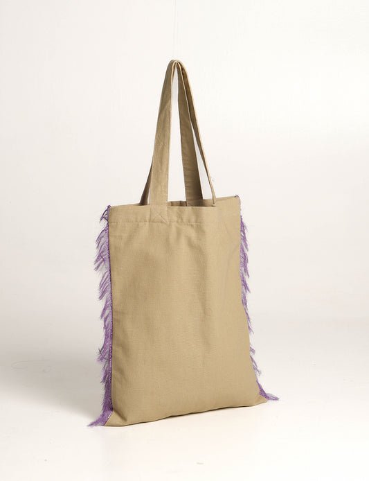 Stylish FRINGE SHOPPER BAG crafted from 100% cotton canvas with sari fringe edging. A spacious and functional accessory, perfect for sustainable shopping with form and fashion in mind.