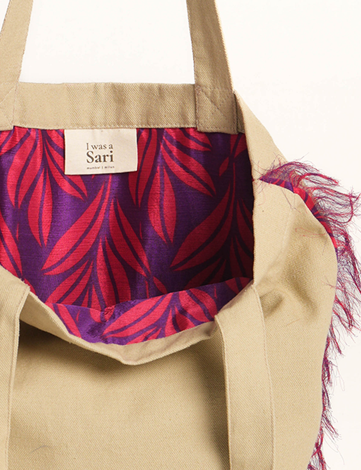 Stylish FRINGE SHOPPER BAG crafted from 100% cotton canvas with sari fringe edging. A spacious and functional accessory, perfect for sustainable shopping with form and fashion in mind.