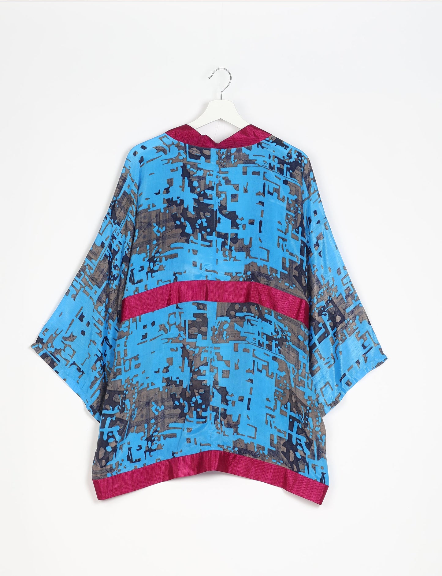 Chic and versatile KIMONO ROBE PRINT with a belt and loose straight-line sleeves. Throw it over swimwear, a t-shirt and shorts, leggings, or jeans for an instant style upgrade. Embrace fashionable versatility with this statement piece.