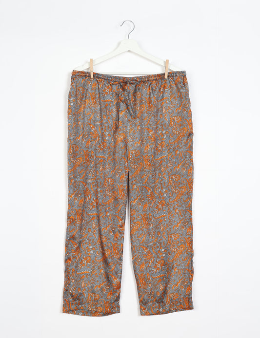 Elevate your wardrobe with our planet-friendly PULL-ON PANTS. Made from upcycled sari fabric, these eco-conscious pants offer a drawstring waist for a perfect fit. Tapered leg design ensures both style and comfort. Choose ethical, green fashion that supports artisans and sustainable living.