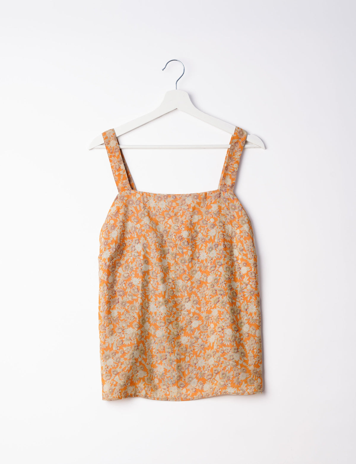 Sustainable strap top with square neckline and adjustable straps. Made from eco-friendly materials for a stylish and conscious wardrobe choice.