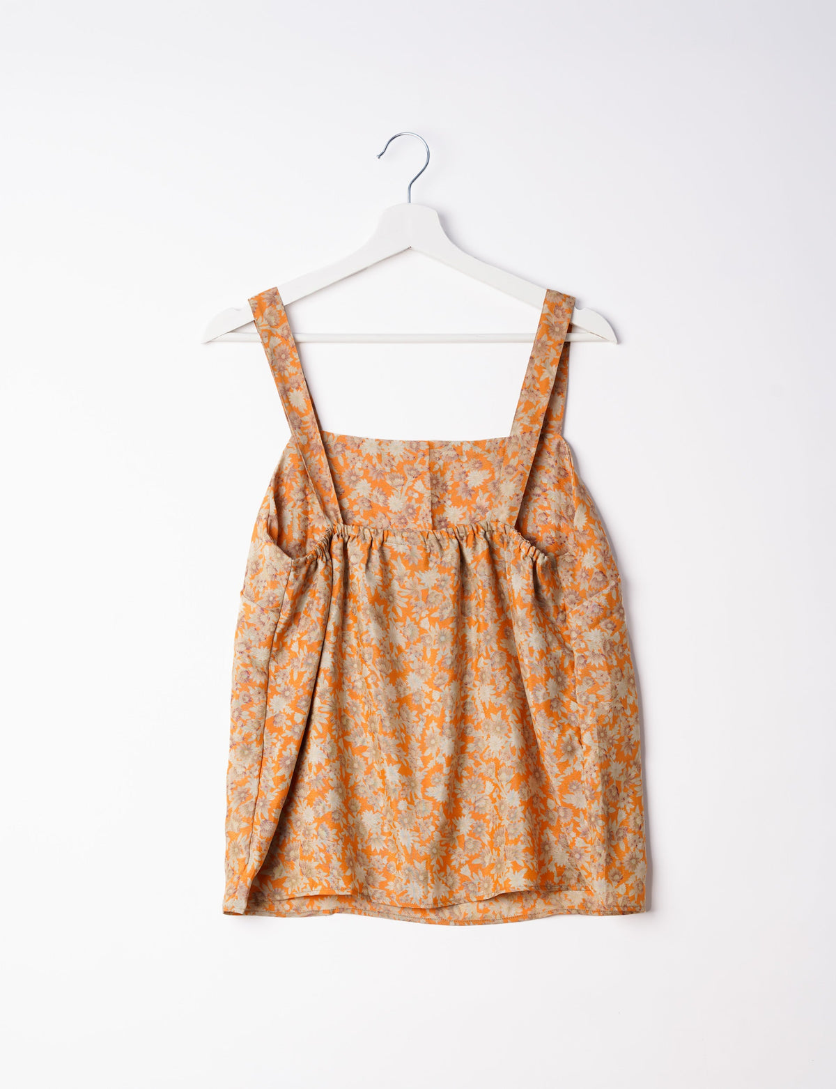 Sustainable strap top with square neckline and adjustable straps. Made from eco-friendly materials for a stylish and conscious wardrobe choice.