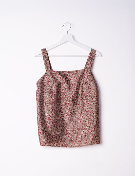 Sustainable strap top with square neckline and adjustable straps. Made from eco-friendly materials for a stylish and conscious wardrobe choice.