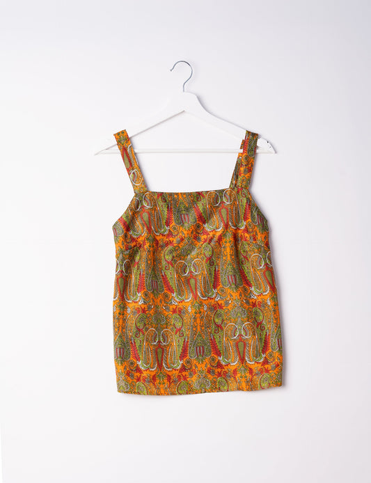 Sustainable strap top with square neckline and adjustable straps. Made from eco-friendly materials for a stylish and conscious wardrobe choice.