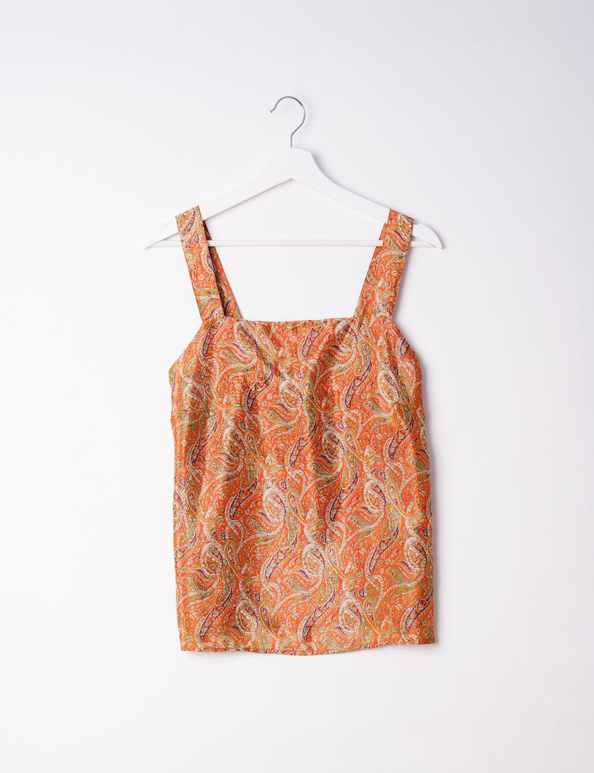Sustainable strap top with square neckline and adjustable straps. Made from eco-friendly materials for a stylish and conscious wardrobe choice.