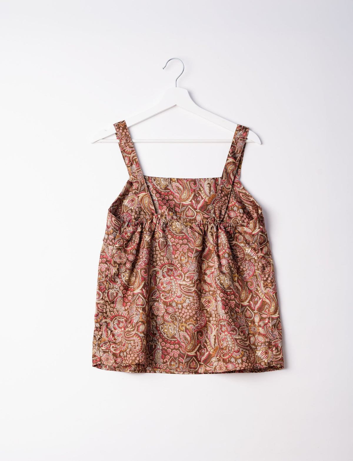 Sustainable strap top with square neckline and adjustable straps. Made from eco-friendly materials for a stylish and conscious wardrobe choice.