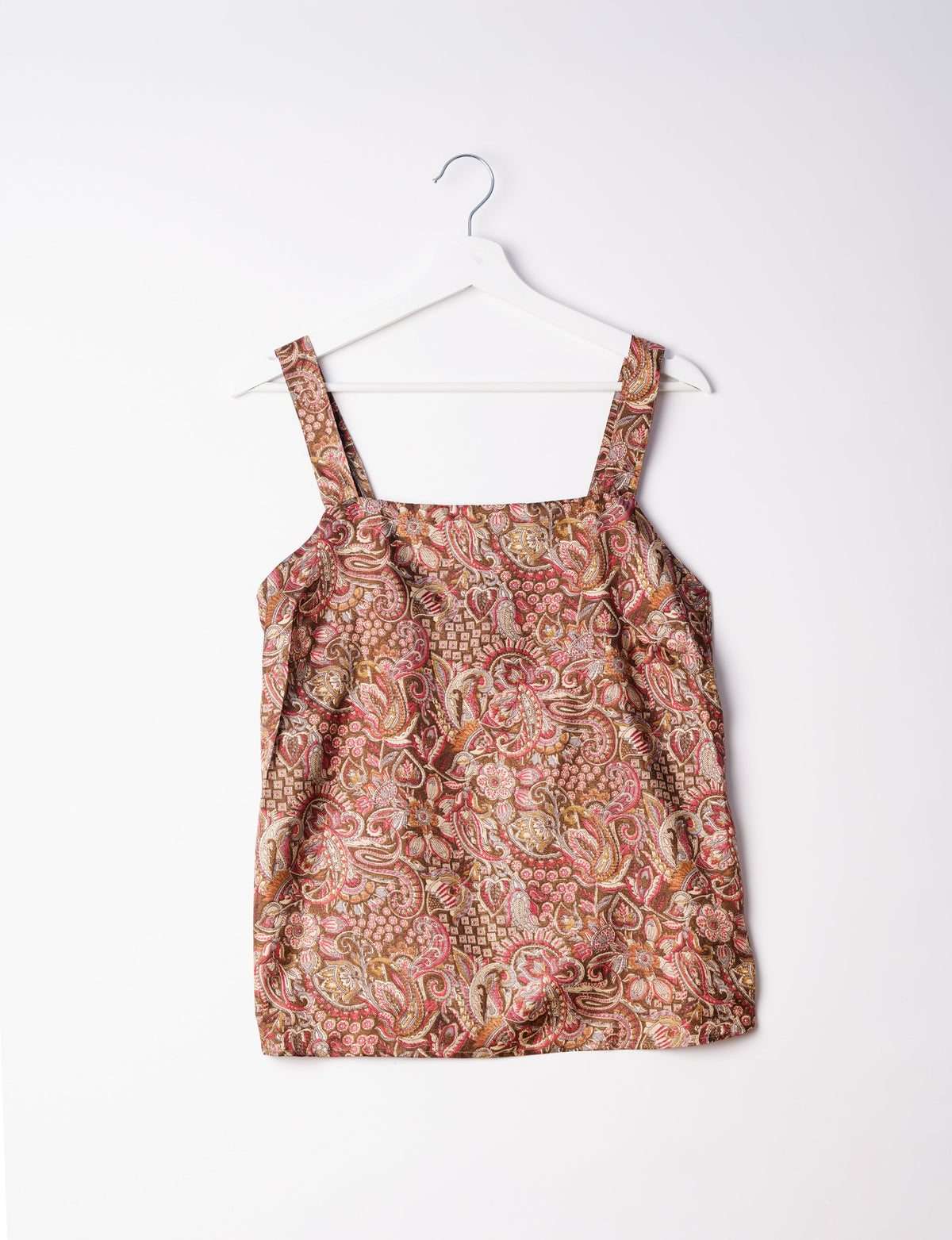 Sustainable strap top with square neckline and adjustable straps. Made from eco-friendly materials for a stylish and conscious wardrobe choice.