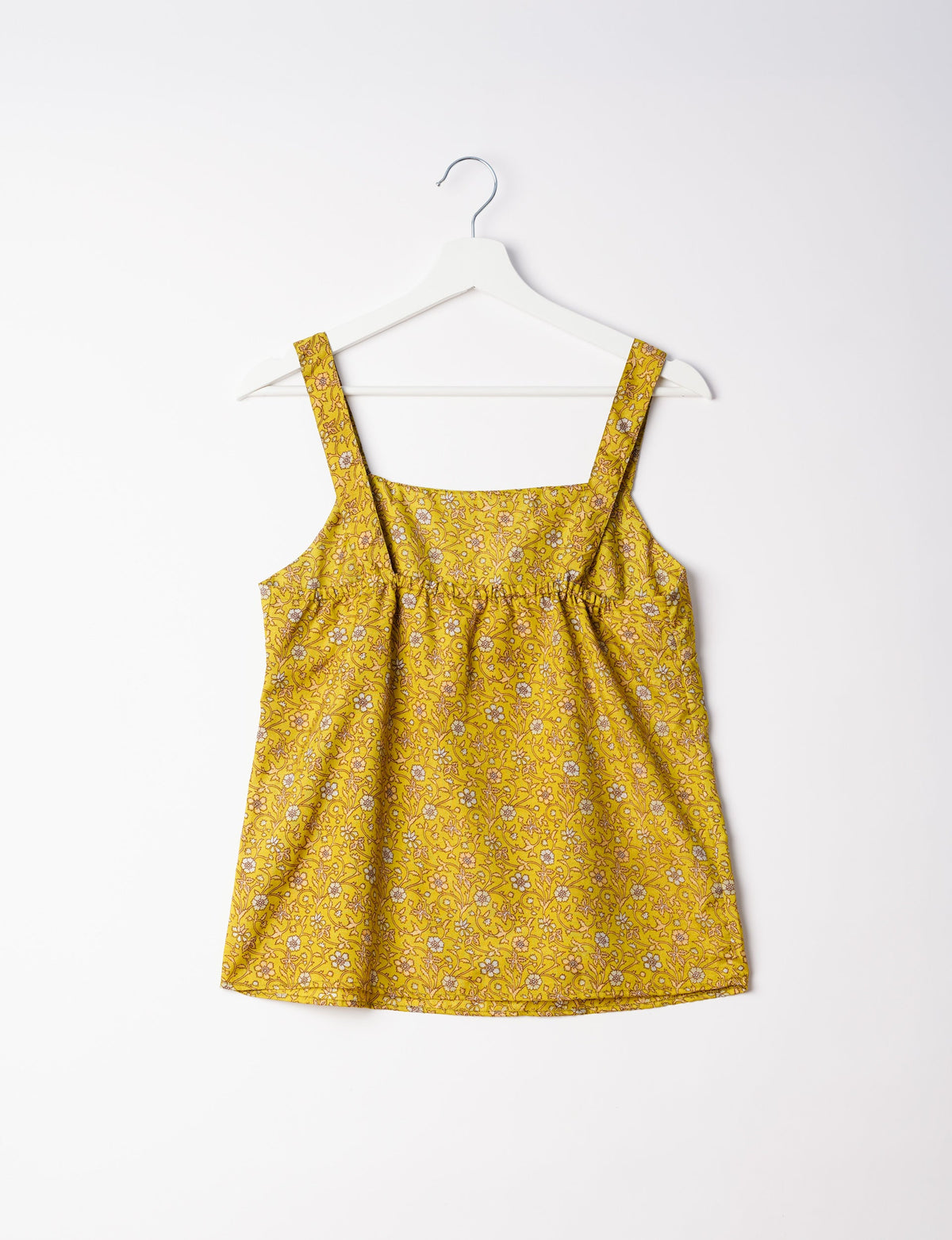 Sustainable strap top with square neckline and adjustable straps. Made from eco-friendly materials for a stylish and conscious wardrobe choice.
