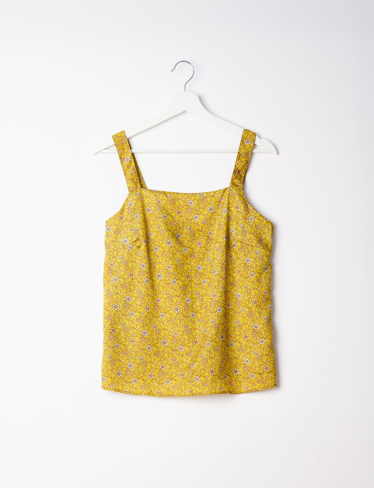 Sustainable strap top with square neckline and adjustable straps. Made from eco-friendly materials for a stylish and conscious wardrobe choice.