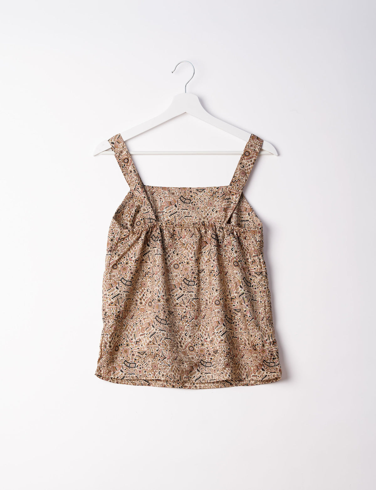Sustainable strap top with square neckline and adjustable straps. Made from eco-friendly materials for a stylish and conscious wardrobe choice.