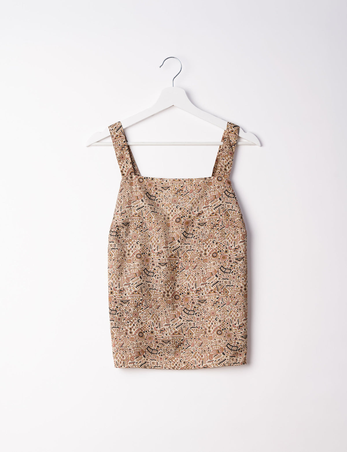 Sustainable strap top with square neckline and adjustable straps. Made from eco-friendly materials for a stylish and conscious wardrobe choice.