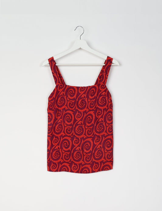 Sustainable strap top with square neckline and adjustable straps. Made from eco-friendly materials for a stylish and conscious wardrobe choice.